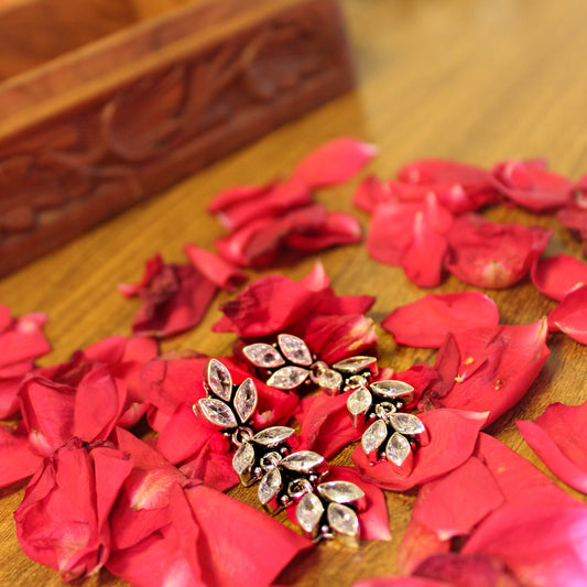 Anaya Intricate Leaf Line Earring