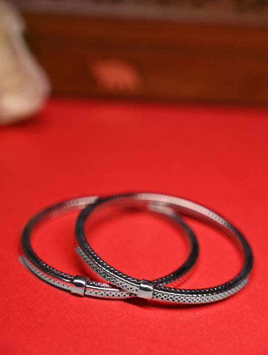 Aadya Intricate Textured Kada