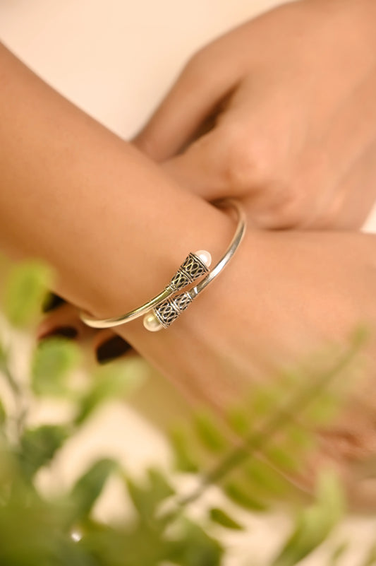 Khiaa Intricate Pearl Kada