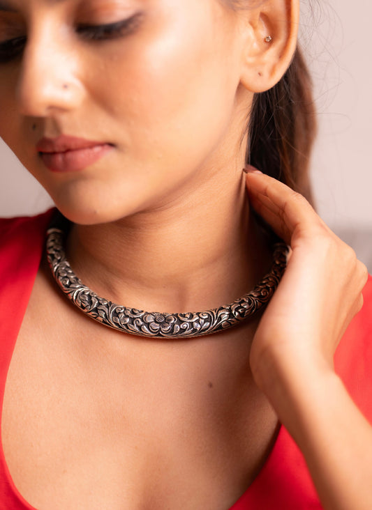 Classic Chitai Flower Engraved Hasli
