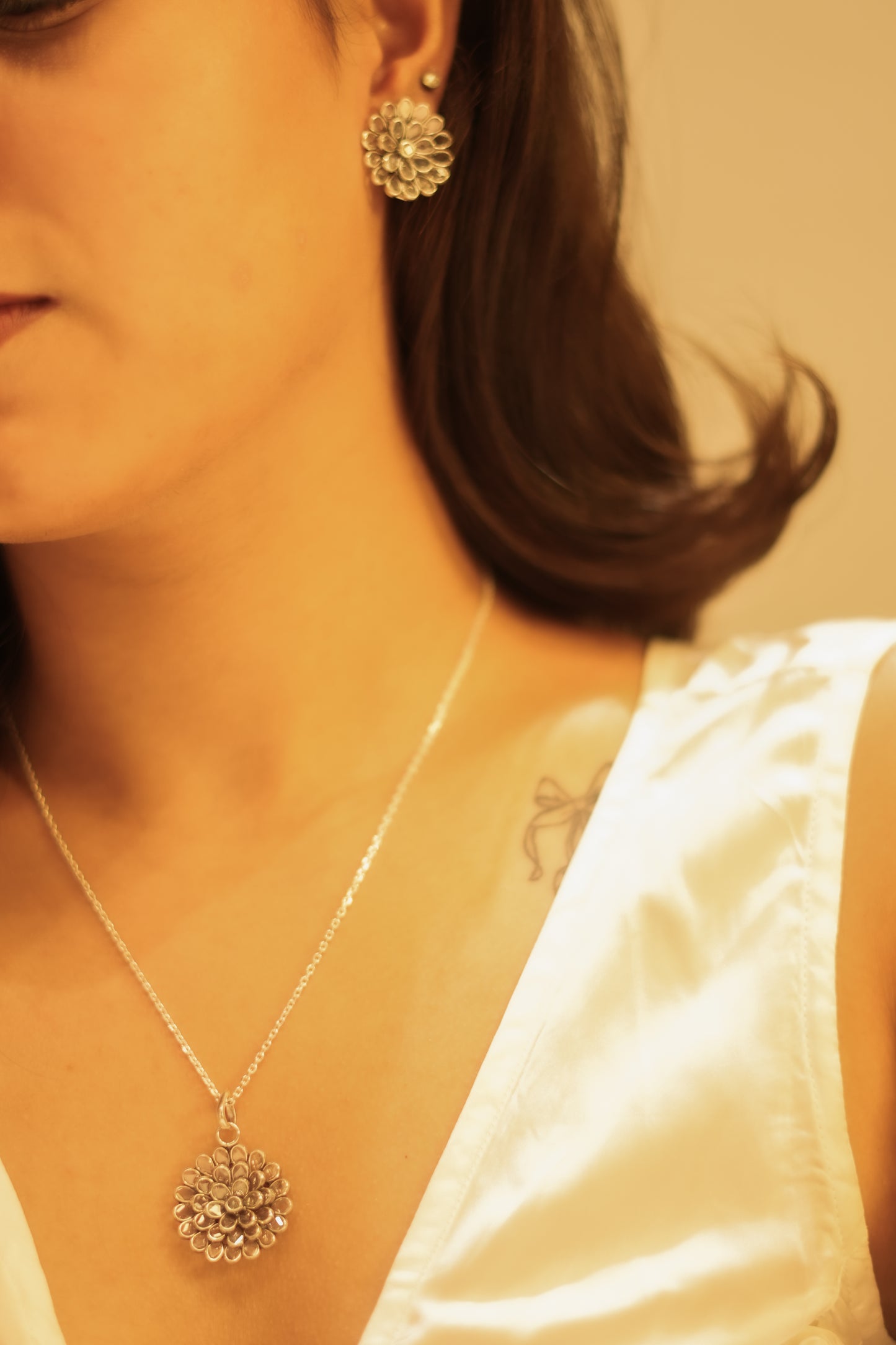 Lustre Flower Twinkling Necklace Set