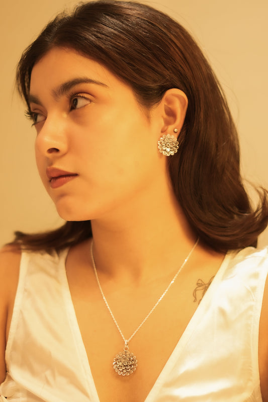 Lustre Flower Twinkling Necklace Set