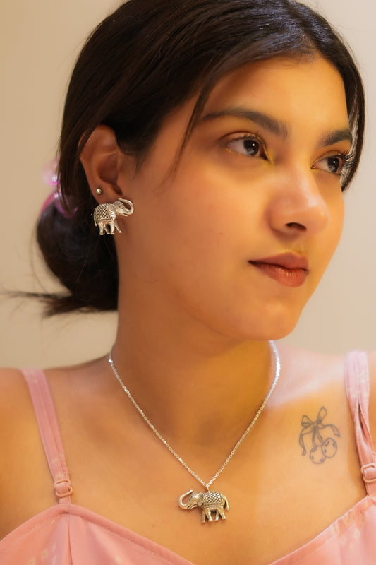 Aadhya Haathi Carved Stud Earring