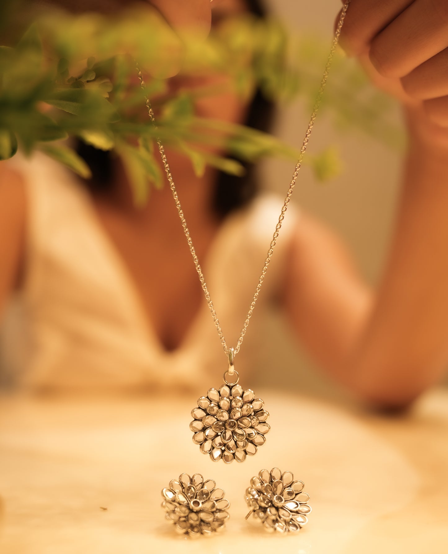 Lustre Flower Twinkling Necklace Set
