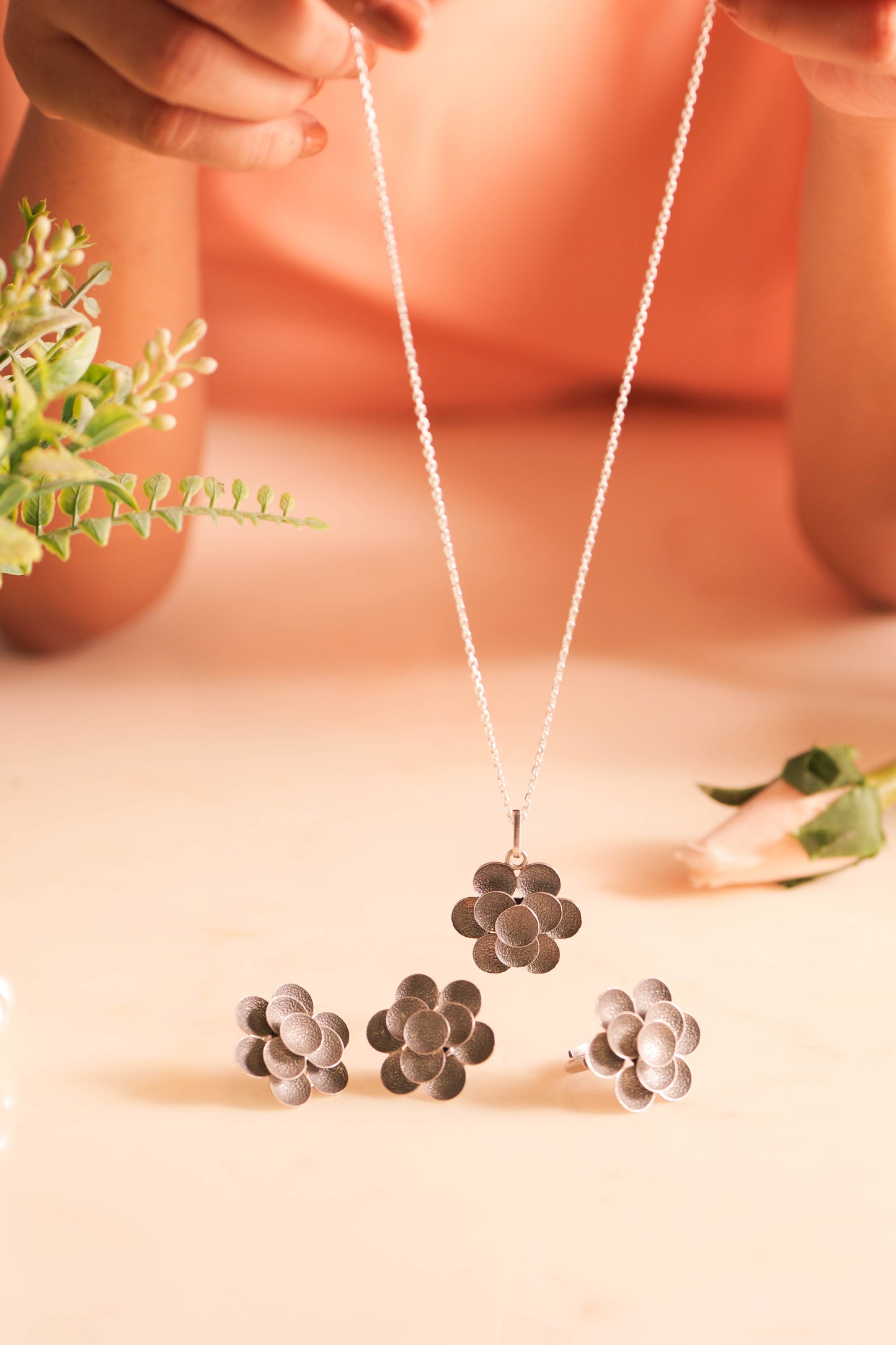 Ruh Embossed Flower Necklace Ring Set