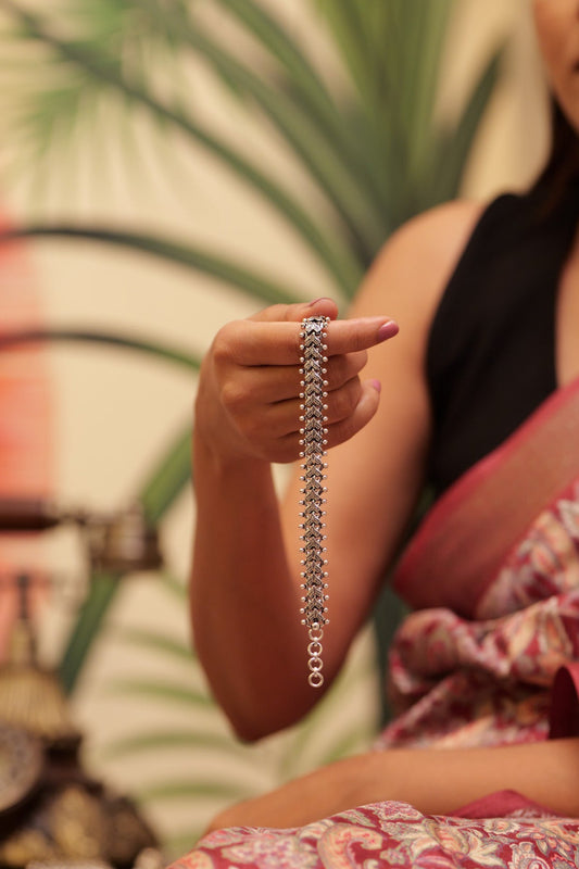 Anaya Timeless Line Arrow Bracelet