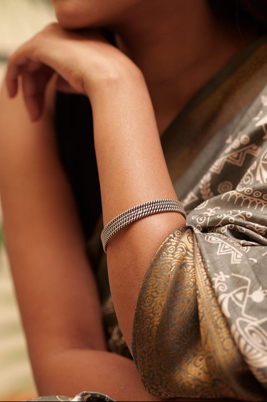 Aadhya Spiral Line Bangle