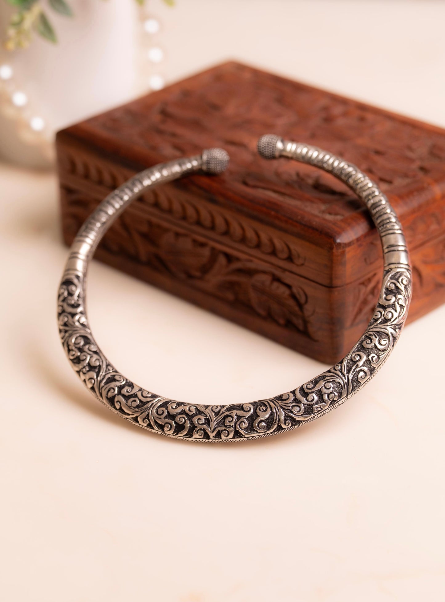 Anokhi Chitai Detailed Engraved Hasli
