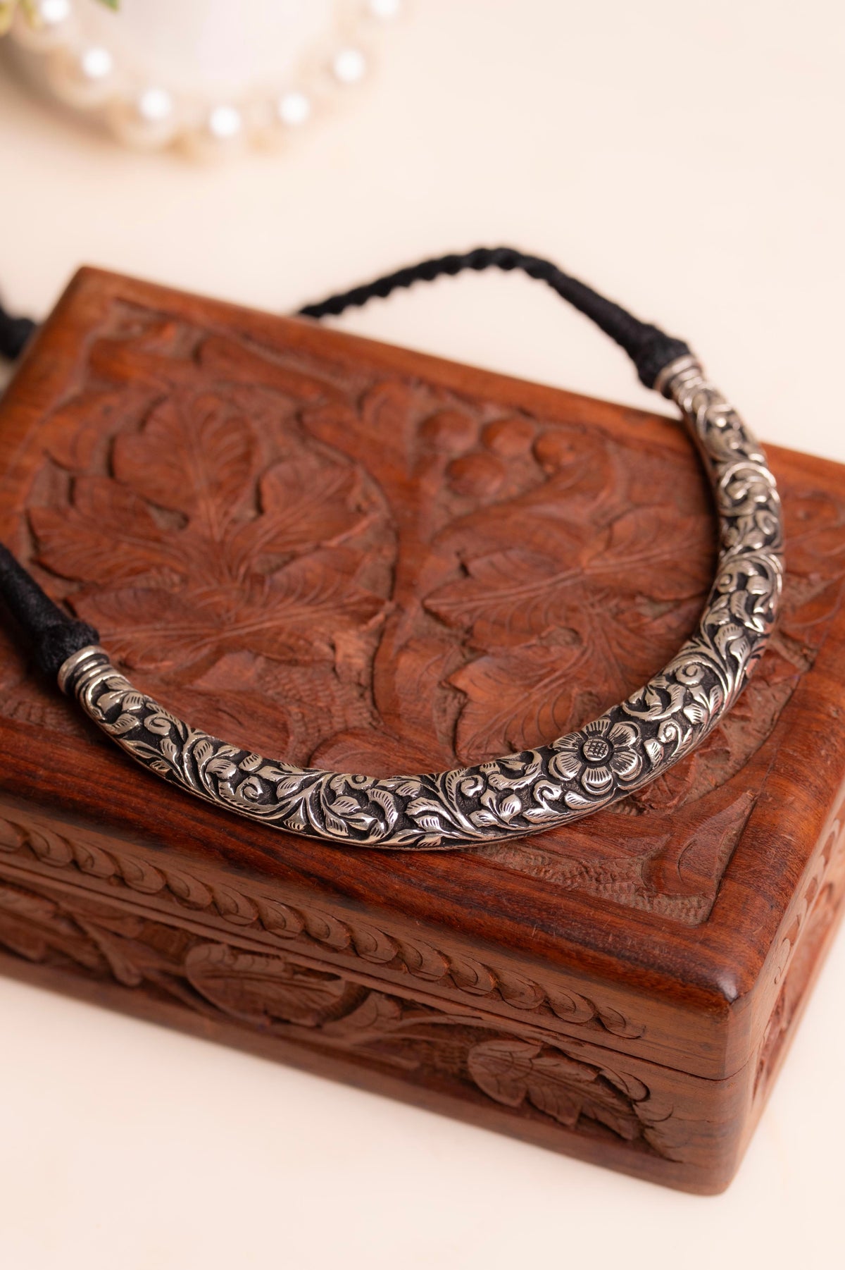Classic Chitai Flower Engraved Hasli