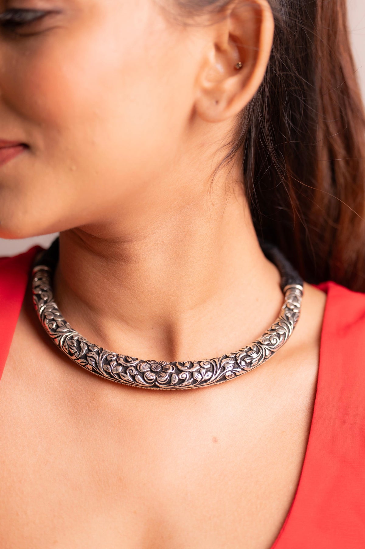 Classic Chitai Flower Engraved Hasli