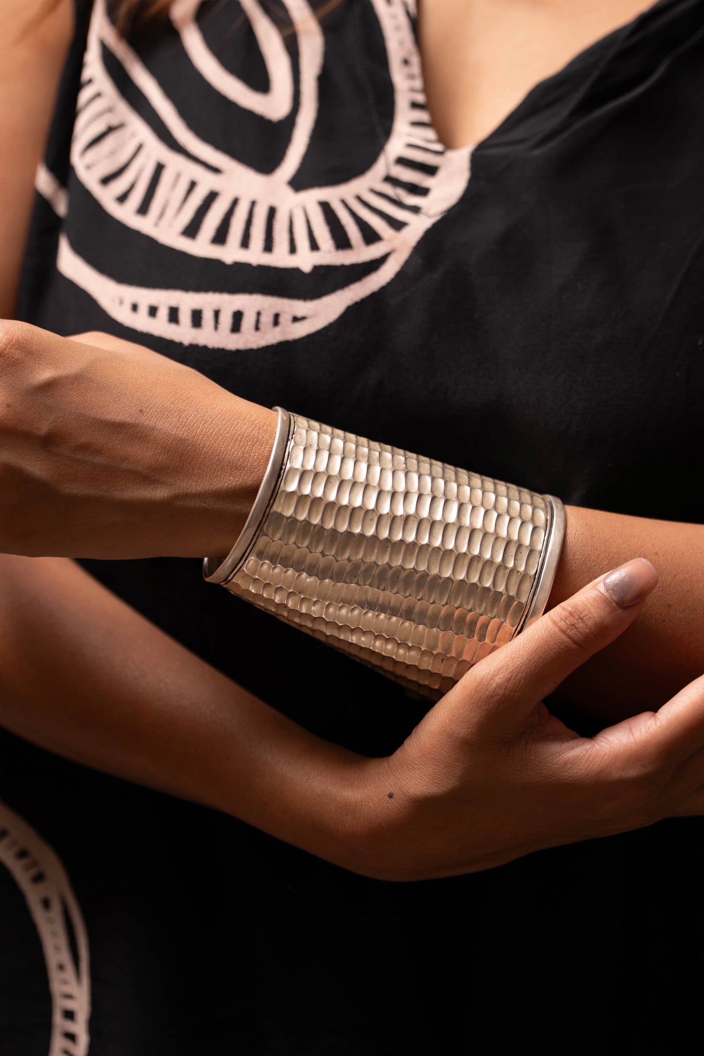 Anokhi Hammered Statement Handcuff