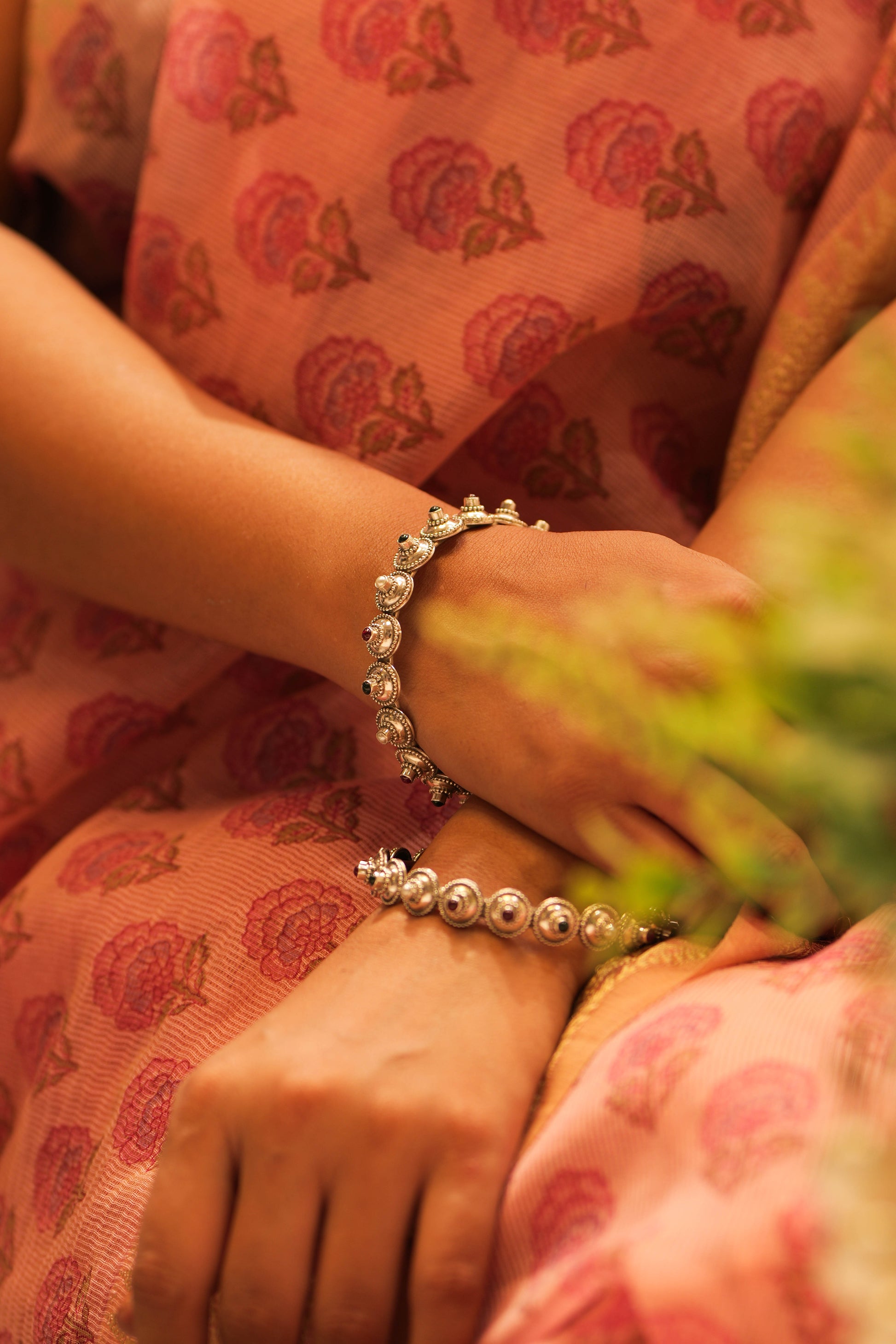 Mishi Sunehri Jadau Phool Kada