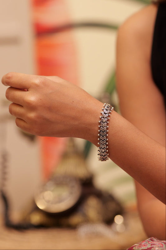 Anaya Timeless Line Arrow Bracelet