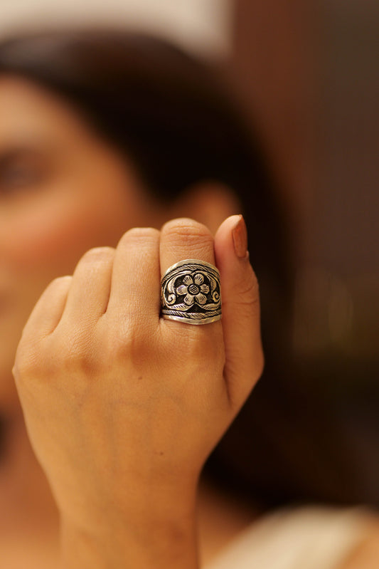 Anokhi Floral Engraved Band Ring