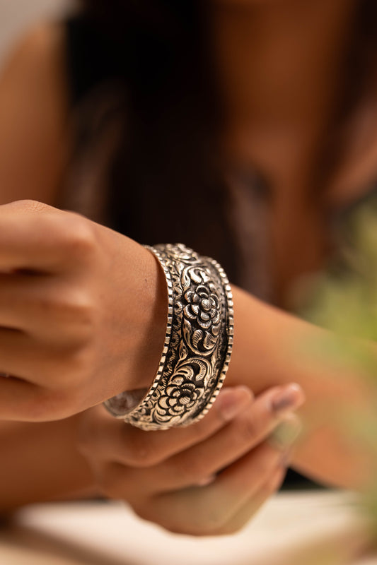 Classic Chitai Carved Flower Bangle